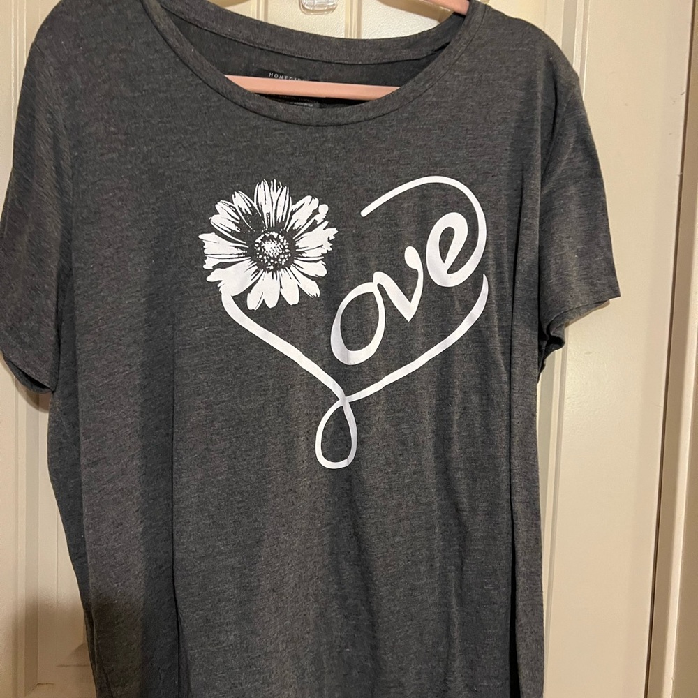 Gray Graphic Tee with Relaxed Fit and Short Sleeves